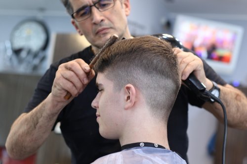 Komu pasuje Buzz Cut i jak nosić taką fryzurę?