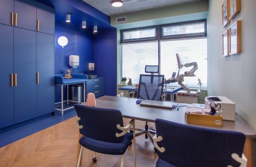 Kwas hialuronowy czy steryd w kolanie? Kiedy zastrzyk w kolano naprawdę pomaga