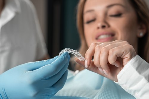 Czy nakładkami Invisalign® można prostować zęby w każdym gabinecie ortodontycznym?