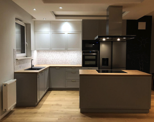 Kuchnia z wyspą otwarta na salon – praktyczne aranżacje