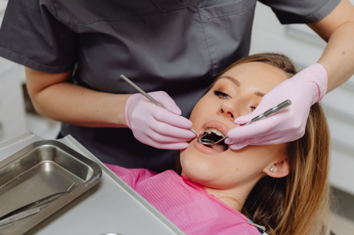 Dentysta na Sadybie – jak wybrać gabinet i zadbać o zdrowy uśmiech?